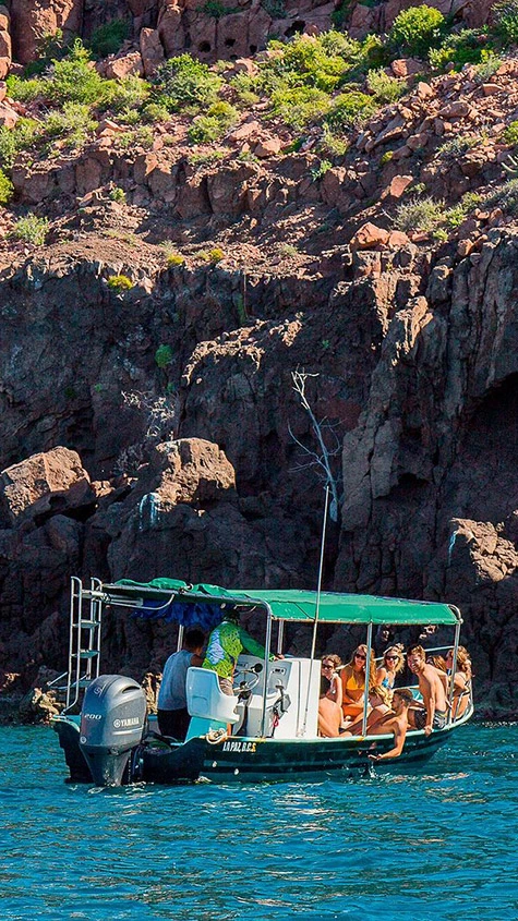 Lancha con pasajeros en Isla Espiritu Santo cerca de montaña