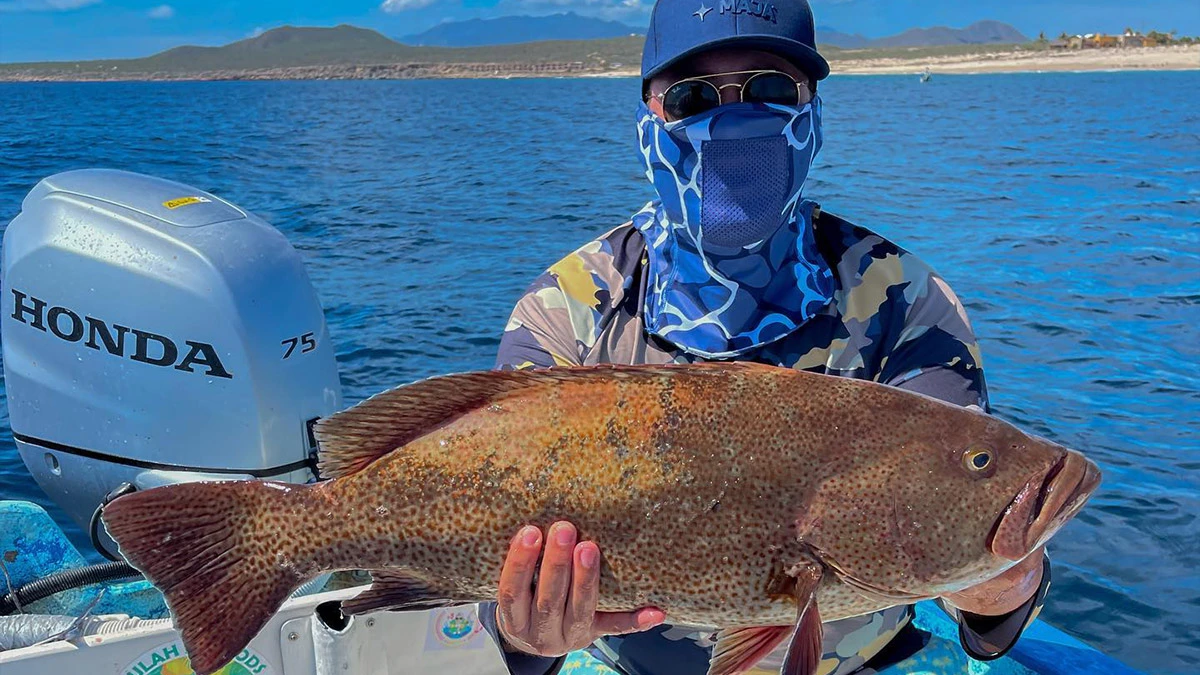 Hombre sosteniendo un pescado