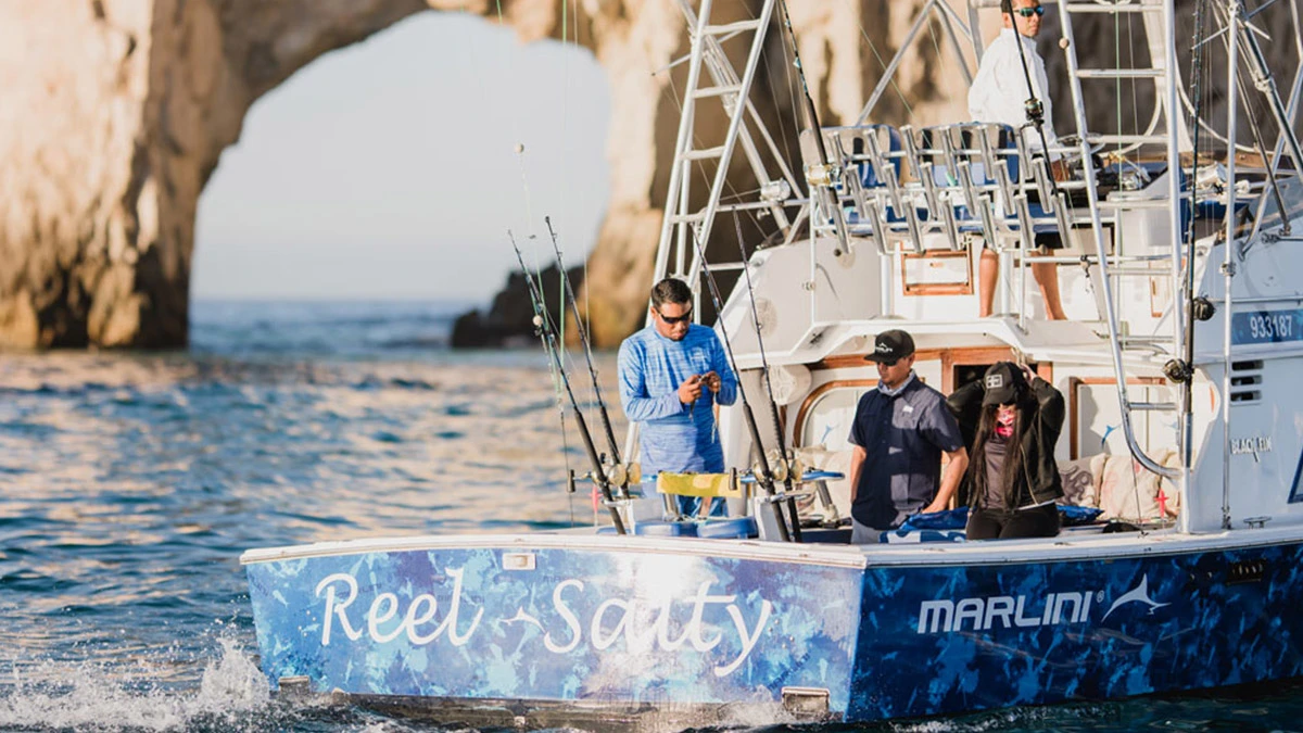 Bote de Cabo Marlini navegando en Los Cabos