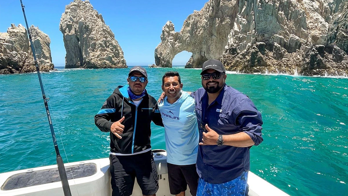 Tres hombres posando cerca del Arco de Los Cabos