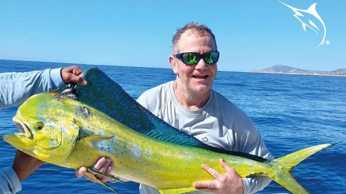 Hombre sosteniendo un Dorado