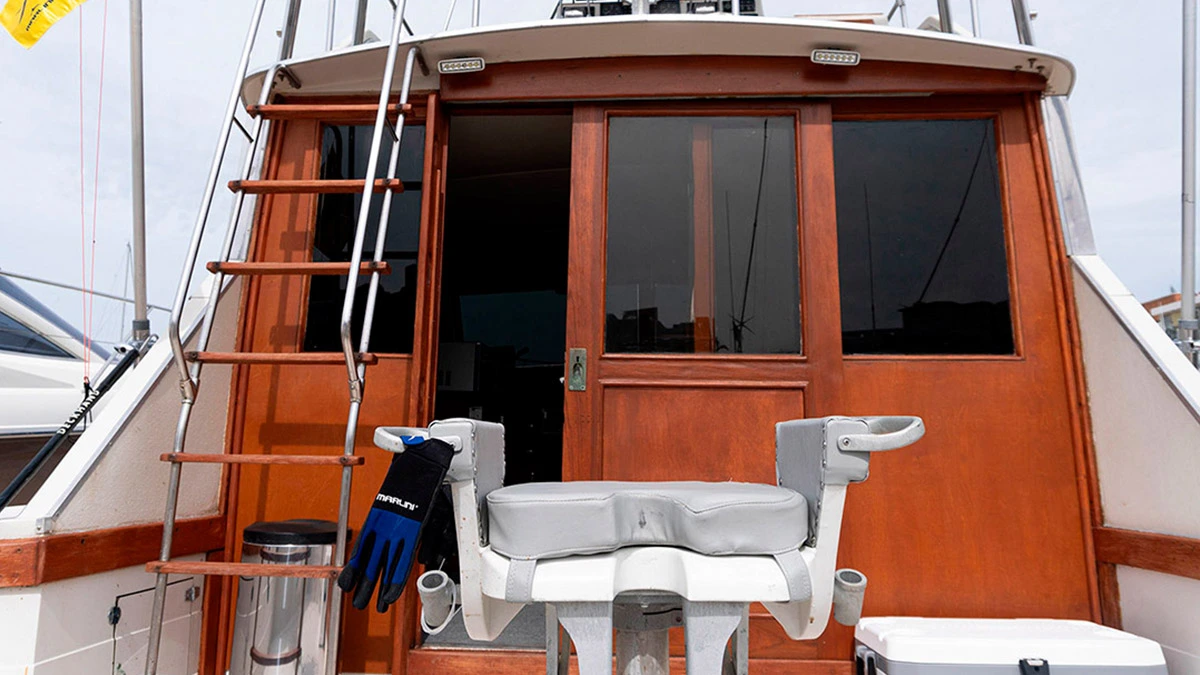 Foto de la parte trasera de un bote de Cabo Marlini
