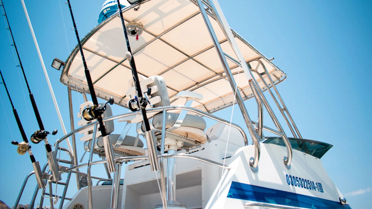 Foto de la cabina de un bote de Cabo Marlini