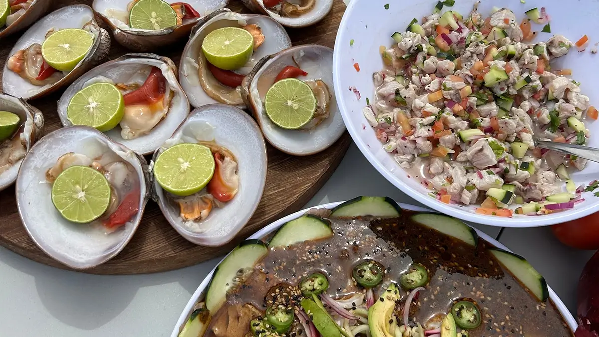 Platillos frescos en la playa.