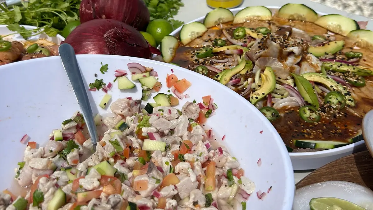 Ceviche y sashimi en la playa.