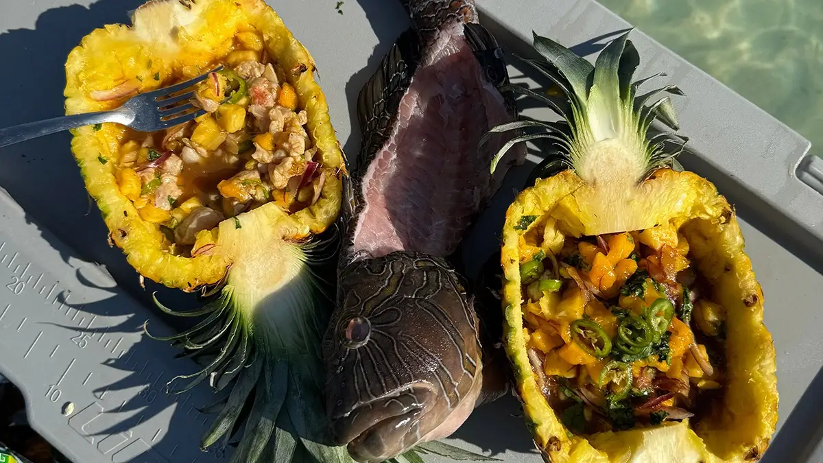 Piña rellena de mariscos.