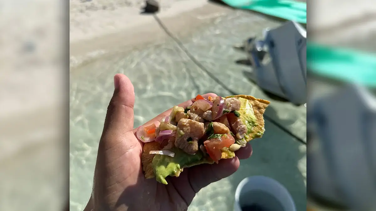 Tostada de ceviche en la playa.
