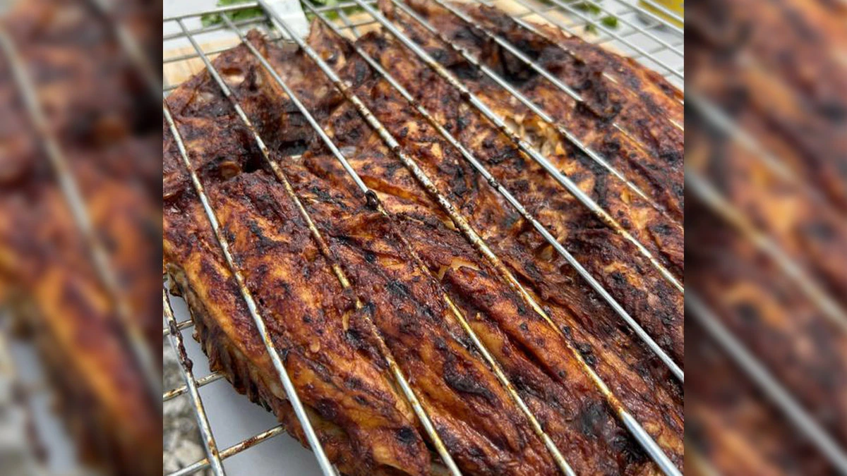 Pescado a las brasas en la playa.